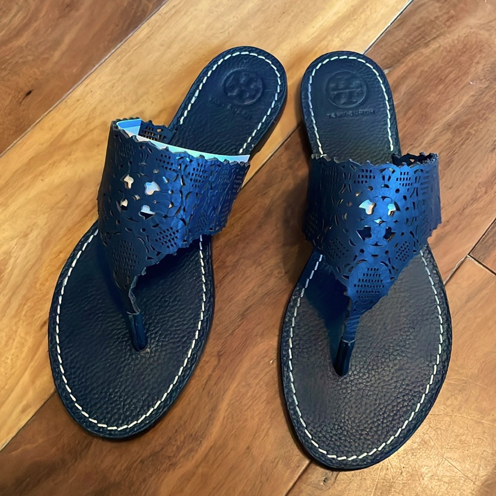 Tory Burch laser cut navy sandal sz 6.5